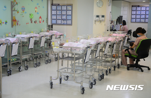 【서울=뉴시스】조성봉 기자 = 통계청이 10월 출생아 수가 2000년 이래 월간기준 최저라고 밝힌 22일 오후 서울 강남구 차병원 신생아실에서 간호사들이 아기들을 돌보고 있다. 이날 통계청이 발표한 '10월 인구동향'을 보면 10월 출생아 수는 3만1600명으로 지난해 같은 달보다 13.9%(5100명) 감소했다. 올해 1~10월 누적 출생아 수는 34만9000명으로 전년 동기 대비 6.4% 줄며 역시 역대 가장 낮은 수준을 나타냈다. 2016.12.22. suncho21@newsis.com