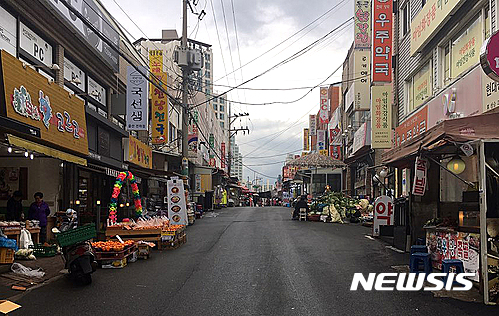 【울산=뉴시스】안정섭 기자 = 경기 침체가 장기화되는 가운데 23일 울산 동구 동울산종합시장 일대가 한산한 모습을 보이고 있다. 2016.12.23.  yohan@newsis.com