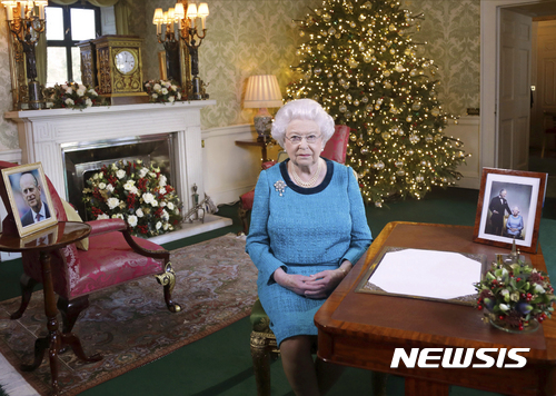 【영국왕실·AP/뉴시스】엘리자베스 2세 영국여왕이 25일(현지시간) 크리스마스를 맞아 공개된 사진을 통해 국민들에게 정정한 모습을 전하고 있다. 사진은 왕실이 공개한 것으로, 여왕은 사전 녹화한 크리스마스 축하 메시지를 이날 발표했다. 2016.12.25  