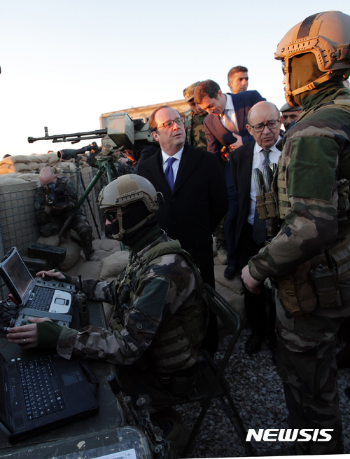 【모술=AP/뉴시스】프랑수아 올랑드 프랑스 대통령(가운데)이 2일(현지시간) 이라크 모술에서 자국 파병 군인들을 만나 대화하고 있다. 2016.1.3. 