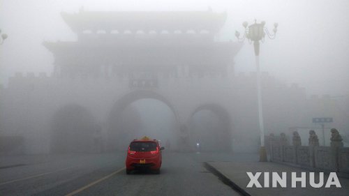 【주마디안=신화/뉴시스】3일 중국 중앙기상대는 수도 베이징과 톈진, 허베이성 수도권 지역, 산둥성 등 지역에 올해 첫 안개 적색경보를 발령했다. 사진은 이날 허난성 주마디안에 짙은 안개가 끼어있는 모습. 2017.01.03 