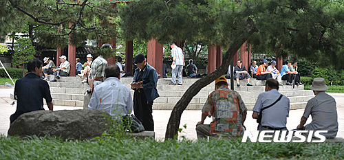 서울 탑골공원에서 시간을 보내고 있는 노인들(뉴시스 DB)