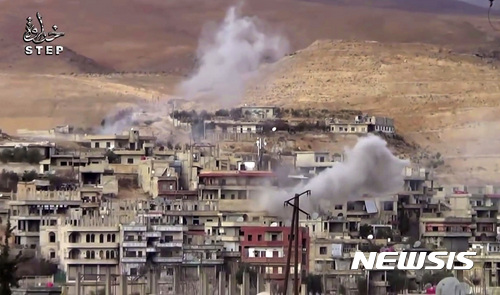 【와디 바라다=AP/뉴시스】시리아 수도 다마스쿠스 북서쪽 와디 바라다에서 정부군의 폭격으로 연기가 피어오르고 있다. 사진은 현지 반정부 매체 스텝 통신이 찍은 동영상을 캡처한 것이다.2017.01.04  