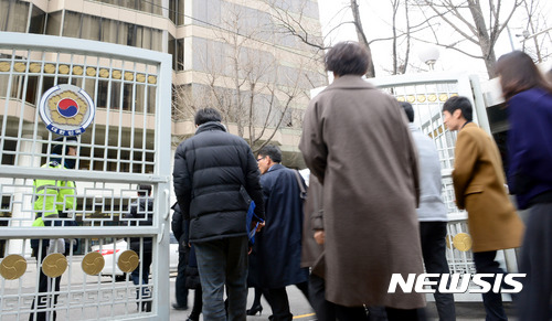 【서울=뉴시스】서울 종로구 정부서울청사에서 공무원들이 오가는 모습. (사진 = 뉴시스 DB)
