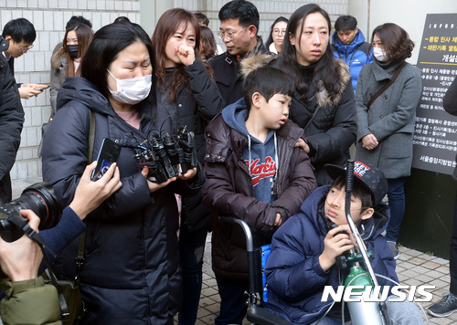 【서울=뉴시스】이영환 기자 = 가습기 살균제 사망 사건과 관련해 1심 선고공판이 열린 6일 오후 서울 서초구 서울중앙지방법원에서 재판을 참관한 피해자 가족들이 기자회견을 하고 있다. 가습기 살균제 사망사건이 발생한지 약 5년 반 만에 내려진 첫 판결에서 서울중앙지법 형사합의28부(부장판사 최창영)는 6일 업무상과실치사·상 등 혐의로 기소된 신 전 대표에게 징역 7년을 선고했으며 존 리 전 대표에게는 증거 부족 등을 이유로 무죄를 선고했다. 2017.01.06.  20hwan@newsis.com