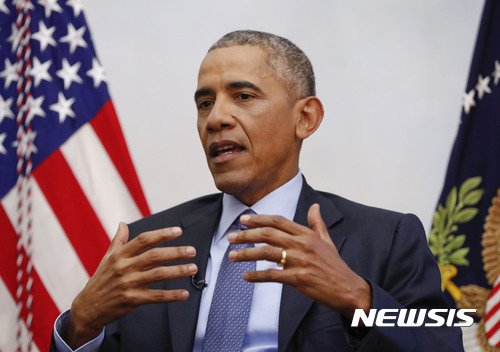 【워싱턴=AP/뉴시스】버락 오바마 미국 대통령이 6일(현지시간) 백악관에서 온라인 매체 '복스'와 인터뷰를 하고 있다. 2016.1.7.