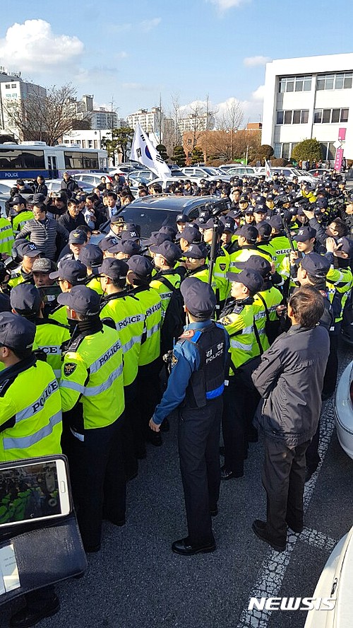 【구미=뉴시스】배소영 기자 = 더불어민주당 문재인 전 대표가 8일 구미시청에서 기자회견을 마치고 난 뒤 차량을 타고 시청을 빠져나가려 하자 박사모 회원들이 이를 가로 막고 나섰다. 2017.01.08.  soso@newsis.com 