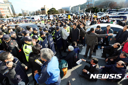 【서울=뉴시스】더불어민주당 문재인 전 대표가 8일 구미시청에서 기자회견을 마치고 난 뒤 차량을 타고 시청을 빠져나가려 하자 박사모 회원들이 이를 가로 막고 있다. 2017.01.08. (사진= 문재인전대표측 제공)  photo@newsis.com 