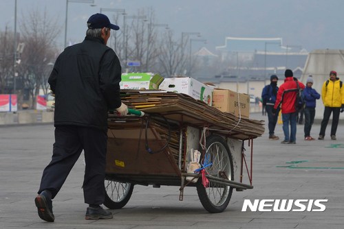 【서울=뉴시스】고승민 기자 = 날씨가 다시 급격히 추워진 9일 오전 서울 광화문광장에서 한 폐지 수집 어르신이 리어카를 밀며 걸음을 재촉하고 있다. 2017.01.09. kkssmm99@newsis.com