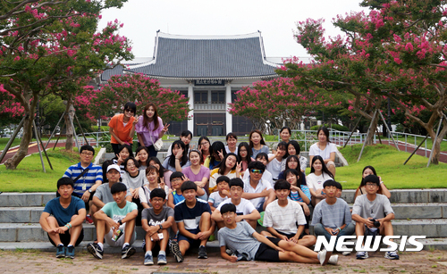 【광주=뉴시스】맹대환 기자 = 광주 진흥중학교는 마을교육공동체 씨앗동아리 '두드림'에서 활동하고 있는 진흥중 3학년 30명과 교사, 마을주민들이 지역 문화유산을 현장 답사해 최근 책으로 출간했다고 10일 밝혔다. 2017.10.10 (사진=진흥중 제공)  mdhnews@newsis.com