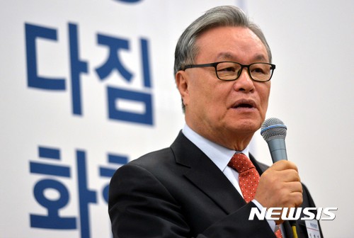 【고양=뉴시스】배훈식 기자 = 11일 오전 경기 고양시 킨텍스 제2전시장 회의실에서 열린 새누리당 반성·다짐·화합 대토론회에 참석한 인명진 비상대책위원장이 '잘 죽어야 산다'를 주제로 당원과의 대화를 하고 있다. 2017.01.11.  dahora83@newsis.com