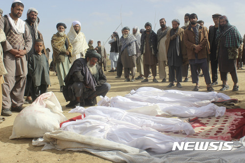 【쿤두즈주=AP/뉴시스】지난 11월4일 촬영한 사진으로 아프가니스탄 쿤두즈주 부자 칸다하리 마을 주민들이 탈레반과 아프간군 충돌 과정에서 희생된 민간인 시신 앞에 모여 있다. 12일 아프간 미군 당국은 지난 11월 탈레반을 격퇴하기 위해 공습을 실시하는 과정에서 민간인 33명이 숨졌다는 사실을 확인했다고 밝혔다. 2017.01.12