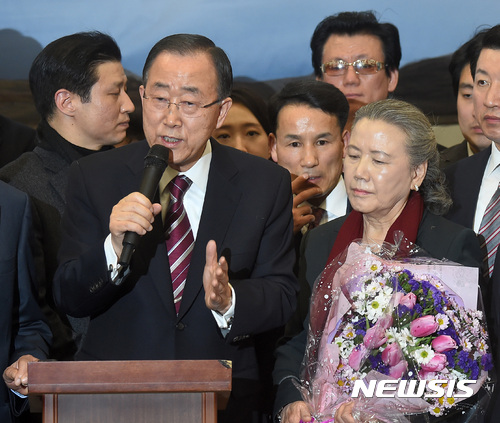 【인천공항=뉴시스】공항기자단 = 반기문 전 유엔사무총장이 12일 인천공항을 통해 귀국, 인사말을 하고 있다. 2017.01.12.  photo@newsis.com