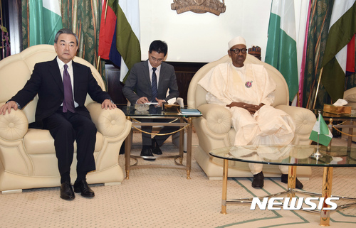 【아부자=AP/뉴시스】중국의 왕이 외교부장이 11일 아프리카 나이지리아를 방문해 무하마두 부하리 대통령과 환담하고 있다. 중국은 400억 달라의 신규 투자를 약속했고, 나이지리아는 대만에게 무역사무소 이전을 요구했다. 2017. 1. 12. 