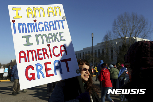 【살렘=AP/뉴시스】앨런 퍼스트너(62)가 14일(현지시간) 미국 오리건주 살렘에 있는 오리건 주의회 앞에서 열린 이민자들의 권리를 옹호하는 시위에 참가하고 있다. 그는어렸을 때 네덜란드에서 미국으로 이민을 왔다. 2017.01.15 