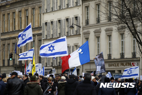 【파리=AP/뉴시스】프랑스 주최 중동 평화회의를 반대하는 친 이스라엘 시위자들이 15일 파리 이스라엘 대사관 앞에서 이스라엘 및 프랑스 기를 들고 있다. 2017, 1, 15,  