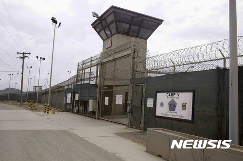 【관타나모=AP/뉴시스】오만 외교부는 16일(현지시간) 성명에서 버락 오바마 대통령의 요청에 따라 관타나모 수감자10을 받아들였다고 밝혔다. 수감자 명단은 공개하지 않았다. 지난 2014년 6월7일 쿠바 관타나모에 있는 미군기지 수용소의 캠프 5와 6의 출입구 전경 2017.01.16 