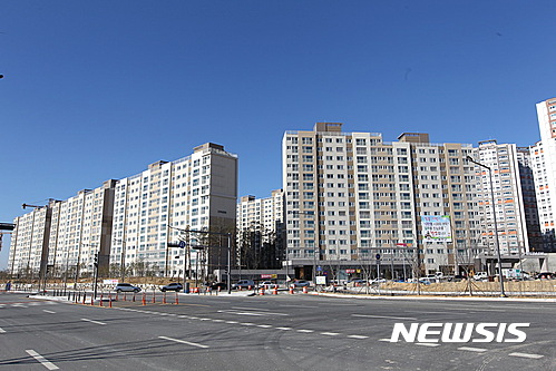 신도청시대 2년차를 맞은 경북 예천군에 공동주택 건립이 본격화되면서 인구가 꾸준히 증가하고 있다.올해는 3998세대, 2019년에는 2092세대의 공동주택이 준공된다.  .