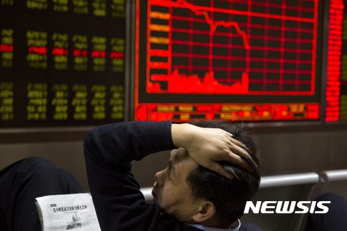 【베이징=AP/뉴시스】중국 증시가 3일 춘제 연휴 이후 첫 장에서 하락 마감했다. 이날 상하이종합지수는 전날보다 0.6% 하락한 3140.17로 거래를 마감했다. 작년 11월9일 베이징의 한 증권거래소에서 한 투자자가 실망한 채 머리를 잡고 있다. 2017.02.03  