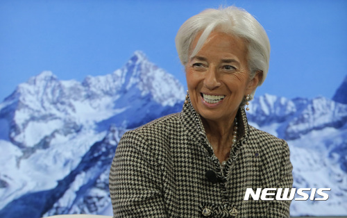 【다보스(스위스)=AP/뉴시스】 크리스틴 라가르드 국제통화기금(IMF)총재가 18일 스위스의 휴양도시 다보스에서 진행중인 세계경제포럼 연차총회(WEF·다보스포럼)에 패널로 참석해 활짝 웃고 있다. 2017.01.18 
