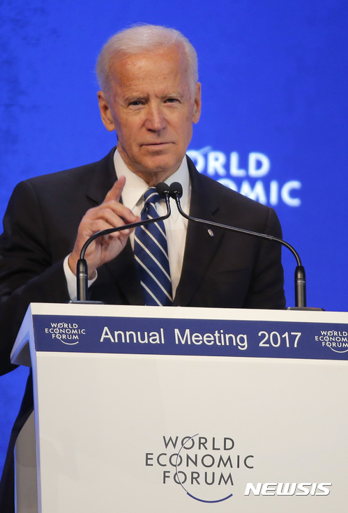【다보스=AP/뉴시스】조 바이든 미국 부통령이 18일(현지시간) 스위스 다보스에서 열린 제47차 세계경제포럼(WEF·다보스포럼)에서 부통령으로서 마지막 연설을 하고 있다. 그는 이 연설에서 유럽 선거에 미칠 러시아 해킹 위협을 강하게 경고했다. 2017.01.19