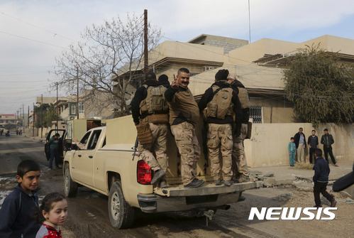 【모술=AP/뉴시스】18일 이라크 북부 모술 동부 지역에서 순찰을 돌고 있는 이라크 군인이 손으로 승리 표시를 하고 있다. 이라크군 당국은 시 동부를 완전 탈환해 티그리스강 너머 서부 공략을 개시할 것이라고 말했다. 2017. 1. 18.    