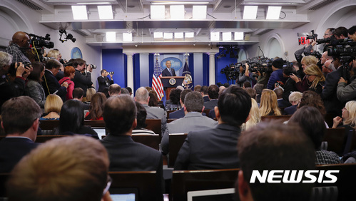 【워싱턴=AP/뉴시스】버락 오바마 미국 대통령이 18일(현지시간) 백악관 브리핑룸에서 임기 마지막 기자 회견을 진행하고 있다. 2017.1.19. 