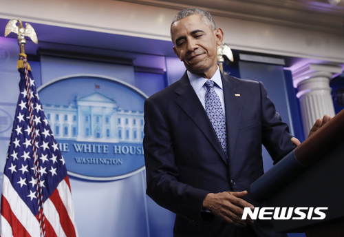 【워성턴=AP/뉴시스】버락 오바마 미국 대통령이 18일(현지시간) 백악관 브리핑룸에서 임기 마지막 기자회견을 진행하고 있다. 2017.1.19.