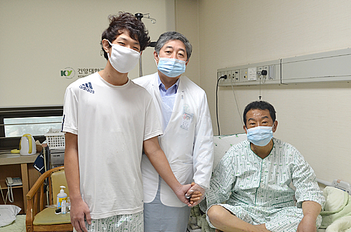 【대전=뉴시스】체중을 감량해 아버지(사진 오른쪽)에게 간을 이식한 안영덕(왼쪽). 사진 가운데는 수술을 집도한 건양대병원 최인석 교수. (사진=건양대병원 제공)