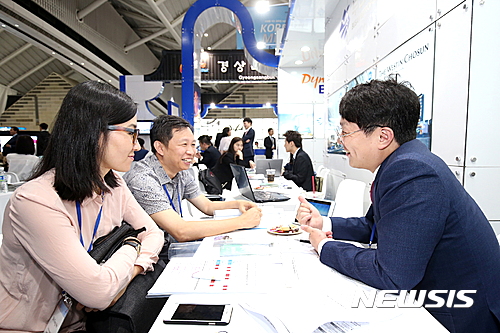 【서울=뉴시스】한국관광공사는 현대자동차 인도지역 판매조직 책임자들로 구성된 기업회의 단체인 '내셔널 딜러 콘퍼런스(National Dealer Conferernce) 2017'을 한국으로 유치했다고 19일 밝혔다. 사진은 지난해 6월 열린 KME(Korea Mice Expo)의 바이어 상담 모습. 2017.1.19(사진=한국관광공사 제공)   photo@newsis.com 