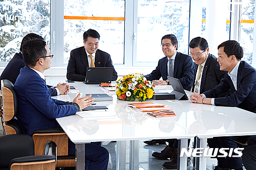 【서울=뉴시스】 김동원 한화생명 상무(오른쪽 끝)는 17일부터 열리고 있는 다보스포럼에 참석해 FPT 관계자들과 면담을 하고 있다.