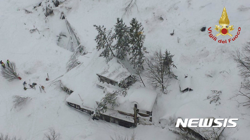 【파린돌라=AP/뉴시스】 이탈리아 중부 산악지역 파린돌라에 있는 리고피아노 호텔이 눈사태로 매몰된 모습의 항공사진. 이탈리아 중부에서 규모 5 이상의 강진이 4차례 발생해 산악지역에 있던 호텔에 눈사태가 덮쳐 최소 30명이 실종됐다.  2017.01.19 
