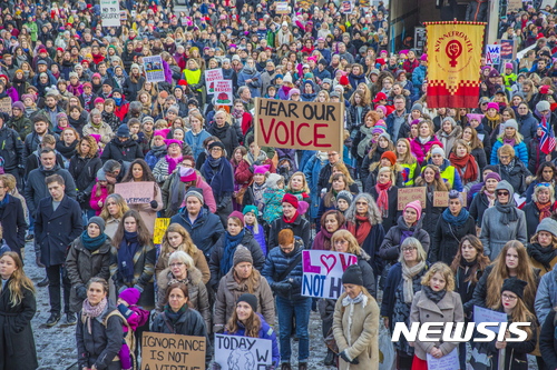 【오슬로(노르웨이)=AP/뉴시스】박영환 기자= 21일 노르웨이 오슬로에서 도널드 트럼프 미국 대통령에 반대하는 여성 시위대가 거리 행진에 앞서 플래카드를 든 채 집결해있다. 2017.01.22 