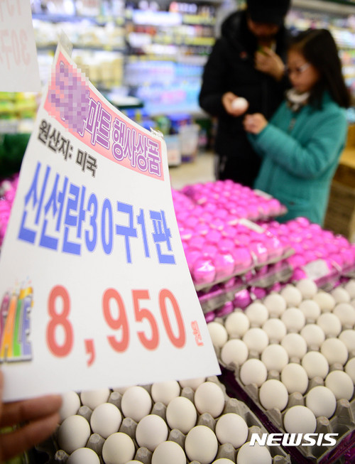 【서울=뉴시스】추상철 기자 = 미국산 흰달걀 시중판매가 시작된 22일 오전 서울의 한 중소형 마트에서 시민들이 30구 한판에 8950원에 판매되는 미국산 달걀을 살펴보고 있다. 2017.01.22.   scchoo@newsis.com