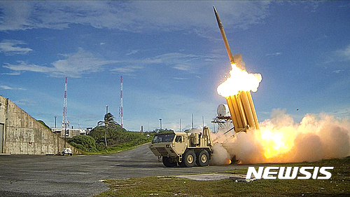 미군이 사드(THAAD·고고도 미사일 방어체계)를 시험 발사하고 있다.