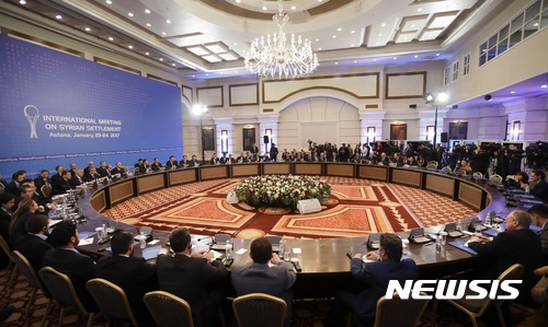 【아스타나=AP/뉴시스】23일(현지시간) 카자흐스탄 수도 아스타나의 한 호텔에서 시리아 평화회담이 진행되고 있다. 이번 회담에는 시리아 정부군과 반군을 비롯해 러시아, 터키, 이란 등이 참석했다. 2017.1.23. 