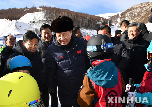 【장자커우=신화/뉴시스】중국 시진핑 국가주석 겸 당 총서기가 2022년 동계올림픽을 개최하는 허베이성 장자커우의 스키장을 시찰하고 있다. 