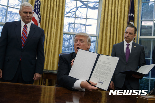【워싱턴=AP/뉴시스】도널드 트럼프 미국 대통령이 23일(현지시간) 백악관 대통령 집무실에서 환태평양경제동반자협정(TPP)을 탈퇴한다는 내용의 행정명령에 서명하고 있다. 2017.1.24.
