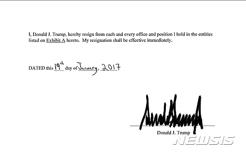 【서울=뉴시스】23일(현지시간) 트럼프 대통령은 CNN에 그가 직접 서명한 19페이지 서류를 전달했다. 해당 서류의 첫 페이지에는 "나, 도널드 J. 트럼프는 이로써 각각 모든 직무와 직책에서 사임한다"는 짧은 문구와 지난 19일 기준 트럼프의 자필서명이 담겨져 있다. (사진 출처 = CNN머니) 2016.01.24