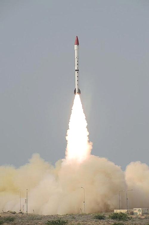 【서울=뉴시스】24일(현지시간) 아바빌 미사일이 파키스탄에서 발사되고 있는 모습. 파키스탄 군홍보기구 ISPR은 파키스탄이 여러 개의 핵탄두를 탑재할 수 있는 신형 ‘다탄두 탄도미사일’ 시험 발사에 성공했다고 발표했다. 그러나 발사 장소 등 구체적인 사항은 밝히지 않았다 (사진출처: ISPR 홈페이지) 2017.01.25.