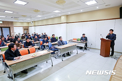 【장수=뉴시스】윤난슬 기자 = 24일 전북 장수군청 한누리전당에서 장수군 가야고분군 분포조사 학술용역 중간보고회가 열리고 있다. 이날 중간보고회는 한영희 장수군 부군수와 각실과 소장 및 읍면장과 장수가야세계유산 등재 추진위원회 전주대학교 송화섭위원장과 군산대학교 곽장근박물관장 등 100여 명이 참석한 가운데 진행됐다. 2017.01.25.(사진=장수군청 제공)  photo@newsis.com