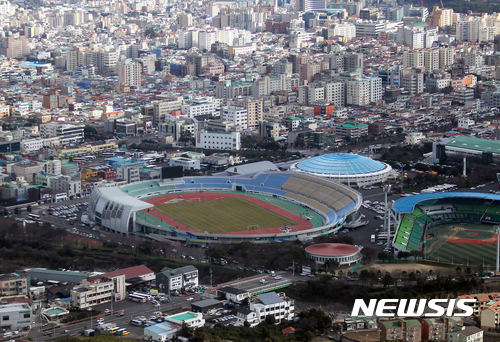 【제주=뉴시스】우장호 기자 = 설 연휴를 이틀 앞둔 25일 오전 제주지방경찰청 항공대 헬기(BELL-212 기장 황우영, 김두수 경위)를 타고 상공에서 바라본 제주종합경기장과 제주시 구도심 모습. 2017.01.25.  woo1223@newsis.com