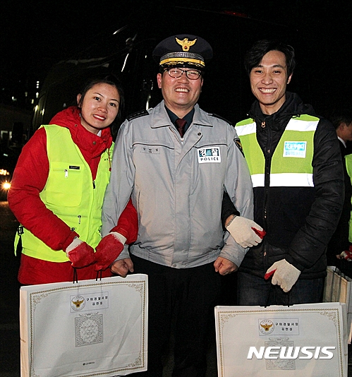  구미대 외국인 유학생 치안 봉사대가 김한섭 구미경찰서장과 범죄예방 캠페인을 하고 있다