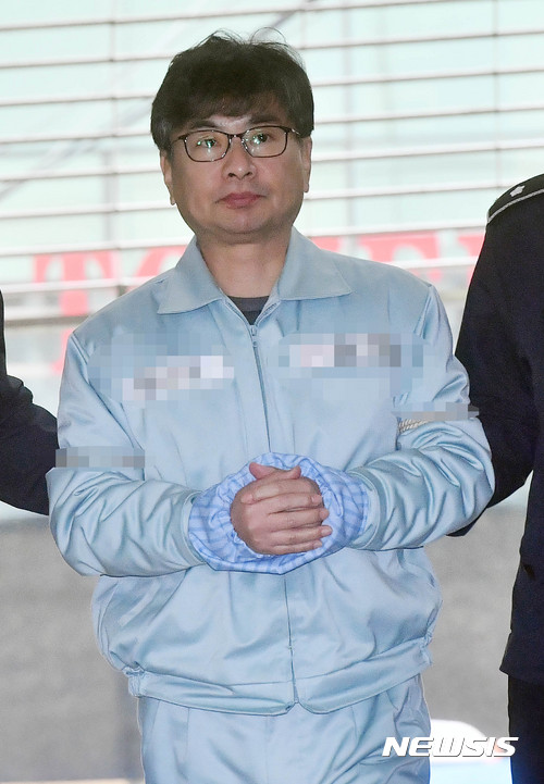 【서울=뉴시스】장세영 기자= '문화예술계 블랙리스트' 작성 및 실행에 옮긴 혐의로 구속된 신동철 전 청와대 정무비서관이 26일 오후 서울 강남구 대치동 특검에 소환되어 사무실로 향하고 있다. 2017.01.26.  photothink@newsis.com 