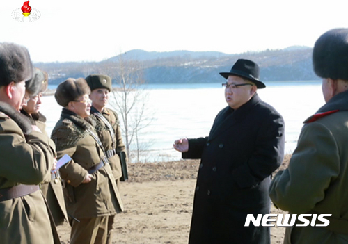 【서울=뉴시스】북한 조선중앙TV는 김정은 국무위원장이 105탱크사단을 찾아 탱크장갑보병연대의 겨울 도하 공격전술훈련을 지도했다고 28일 보도했다. 2017.01.28. (출처=조선중앙TV캡쳐)  photo@newsis.com