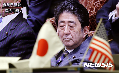 【도쿄=AP/뉴시스】아베 신조 일본 총리가 1일 도쿄중 의원 예산위원회에 참석해 질문을 듣던 중 눈을 감고 있다. 아베 총리는 도널드 트럼프 미국 대통령이 