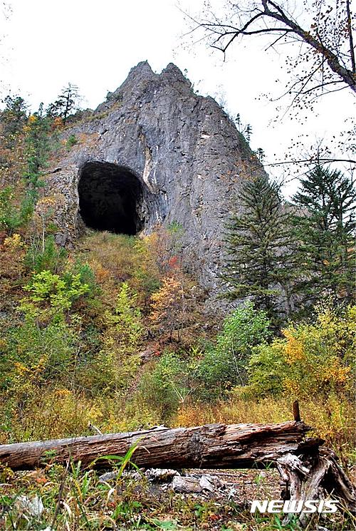【울산=뉴시스】구미현 기자= UNIST 게놈연구소와 영국, 러시아, 독일 등 국제 연구팀은 두만강 위쪽 러시아 극동지방의 '악마문 동굴(Devil’s Gate cave)'에서 발견된 7700년 전 동아시아인 게놈을 해독했다고 2일 밝혔다. 사진은 악마문 동굴 입구 전경. 2017.02.02. (사진 = UNIST 제공)  photo@newsis.com