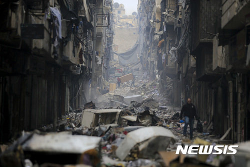 【알레포=AP/뉴시스】시리아 내전으로 황폐화된 알레포의 모습. 한 주민이 지난 1월 20일 공습으로 무너진 건물 사이를 걸어가고 있다. 2017.2.7. 