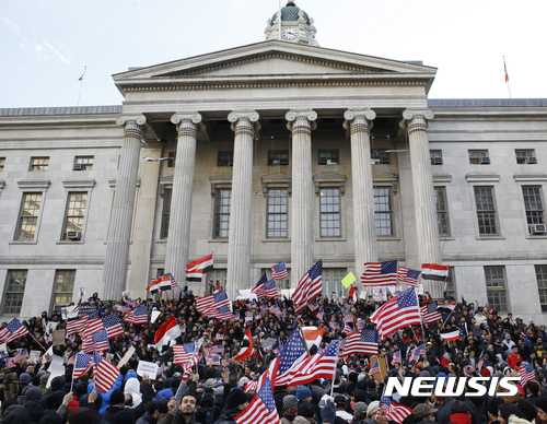 【뉴욕=AP/뉴시스】미국 뉴욕에 거주하고 있는 예멘계 주민들과 무슬림 신도 등이 2일(현지시간) 브루클린 구청 앞에서 예멘 국기와 성조기를 흔들면서 도널드 트럼프 정부의 반이민 정책에 대한 항의시위를 하고 있다. 2017.02.03 