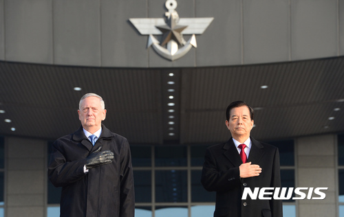 【서울=뉴시스】권현구 기자 = 한민구 국방부 장관과 제임스 매티스 미국 국방장관이 3일 오전 서울 용산구 국방부 연병장에서 열린 환영 의장행사에 참석해 의장대를 사열하고 있다. 2017.02.03.  stoweon@newsis.com